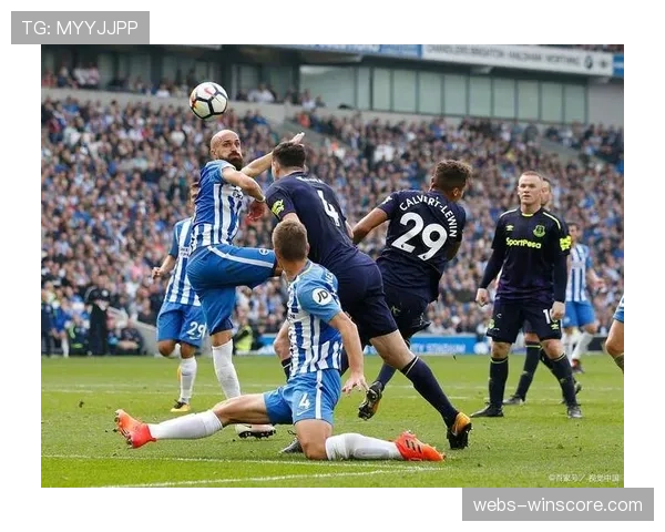 比赛突发：热刺vs布莱顿比赛中，凯尔-沃克因伤被换下。